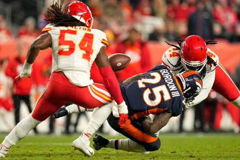 Los Chiefs derrotan a los Broncos y son líderes momentáneos de la AFC