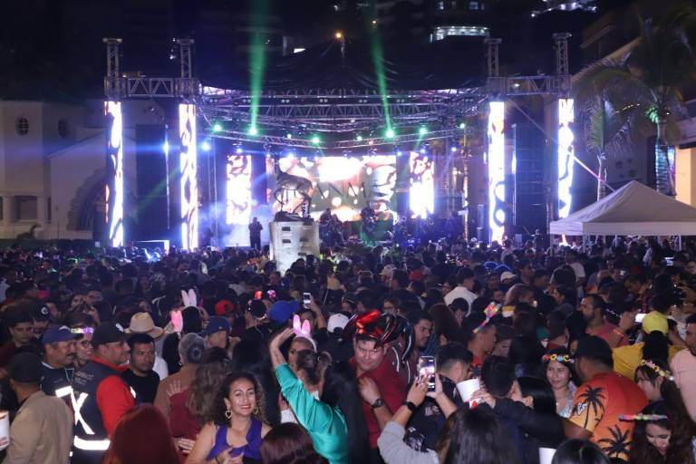 Siguen la fiesta miles de personas en Olas Altas la noche del domingo