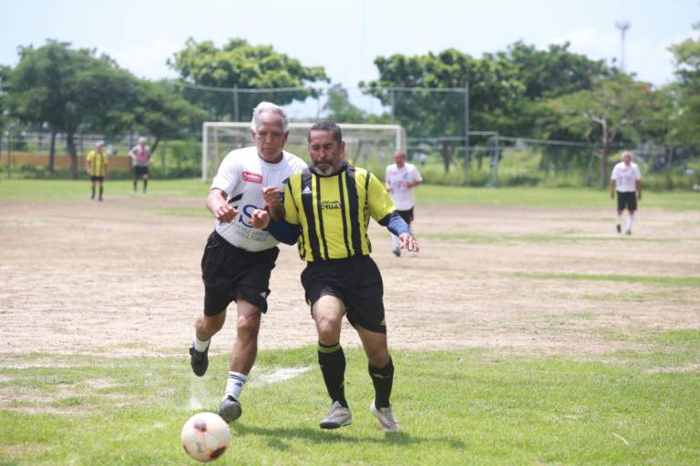 Servigrúas levanta la Copa en Veteranos Platino, en Muralla