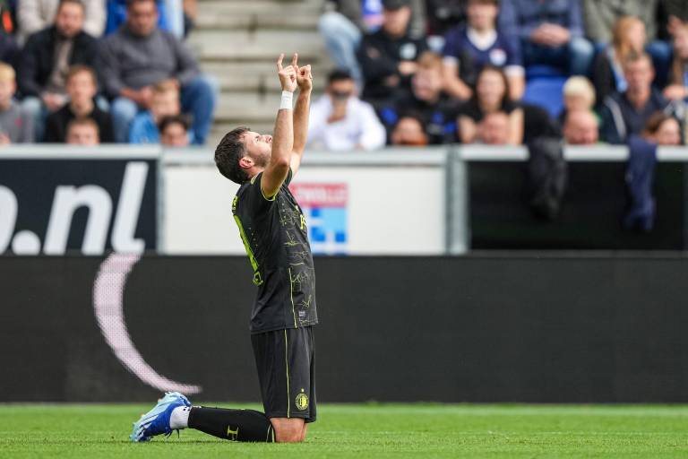 Santiago Giménez apunta a debutar en Champions con el Feyenoord