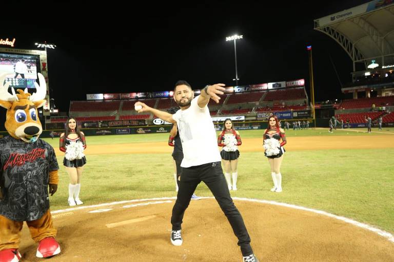 Pancho Barraza lanza la primera bola en el juego entre Venados y Naranjeros