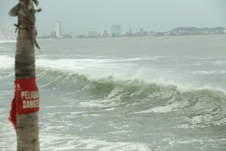‘Roslyn’ deja un oleaje intenso en Mazatlán