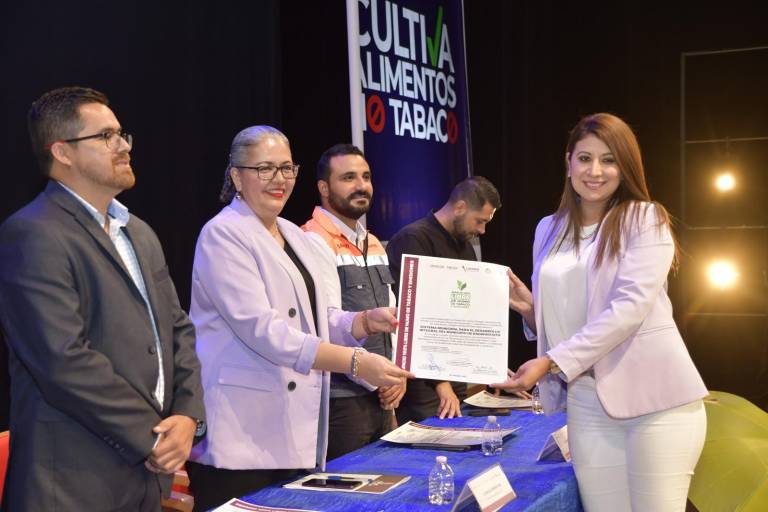 Entregan pergaminos a 40 establecimientos libres de humo tabaco