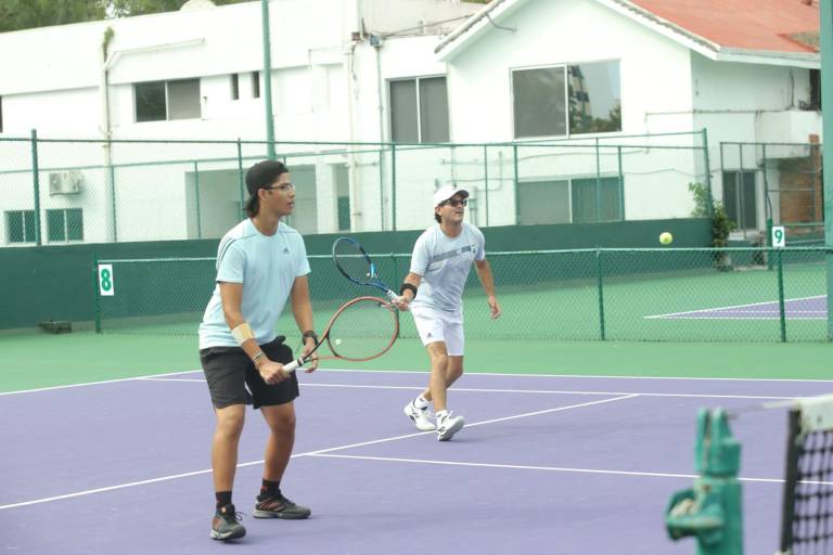 Dominan Domínguez y Valadés su categoría en Tenis La Raza