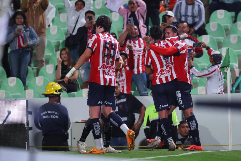 Chivas se aferra a la Liguilla directa al vencer a Santos Laguna