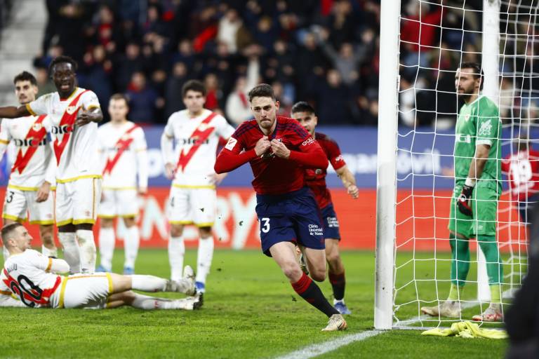 Raúl García tumba al Rayo Vallecano en los minutos finales