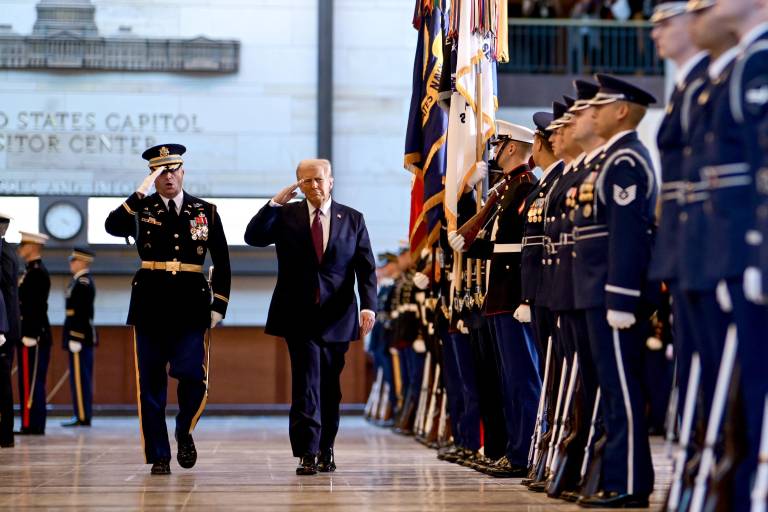 Trump firma orden para prohibir atletas transgénero competir en deportes femeninos