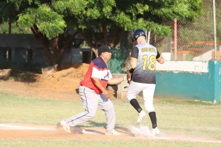 Familia Velarde empata semifinales de Liga de Beisbol Meseros