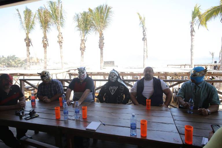 Luchadores, entusiasmados por apoyar en función al Centro Médico de la Isla de la Piedra