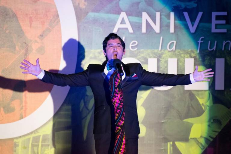 Canta Adrián Varela a México y sus raíces, en los festejos de aniversario de Culiacán