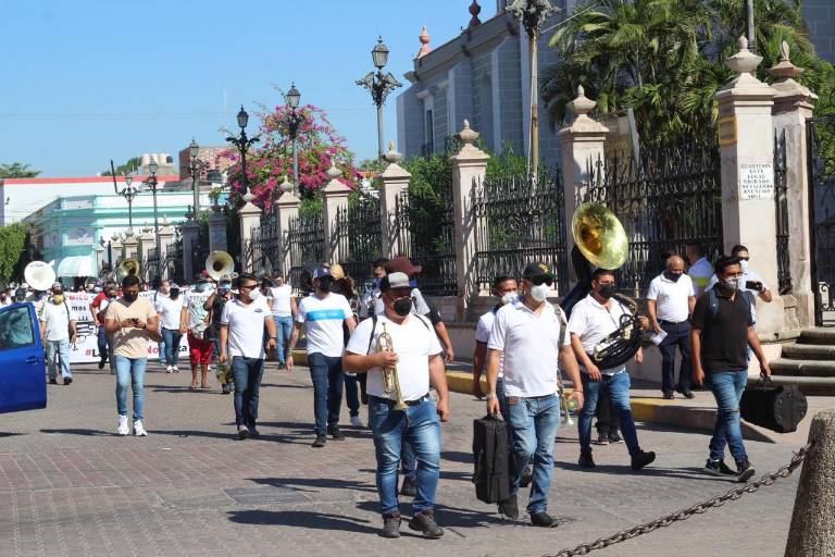 En Mazatlán, ‘cero’ bailes en las fiestas, y los músicos deben dejar las playas a las 8 de la noche