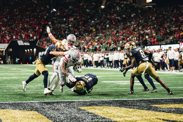 Ohio State regresa al trono nacional al superar a Notre Dame