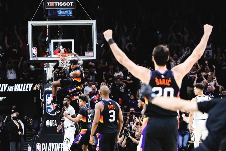 Los Suns brillan en la duela para vencer a los Nuggets
