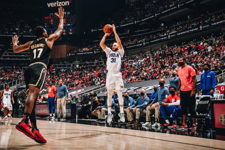 Triples de Seth Curry mantienen a 76ers con vida y mandan la serie a un Juego 7