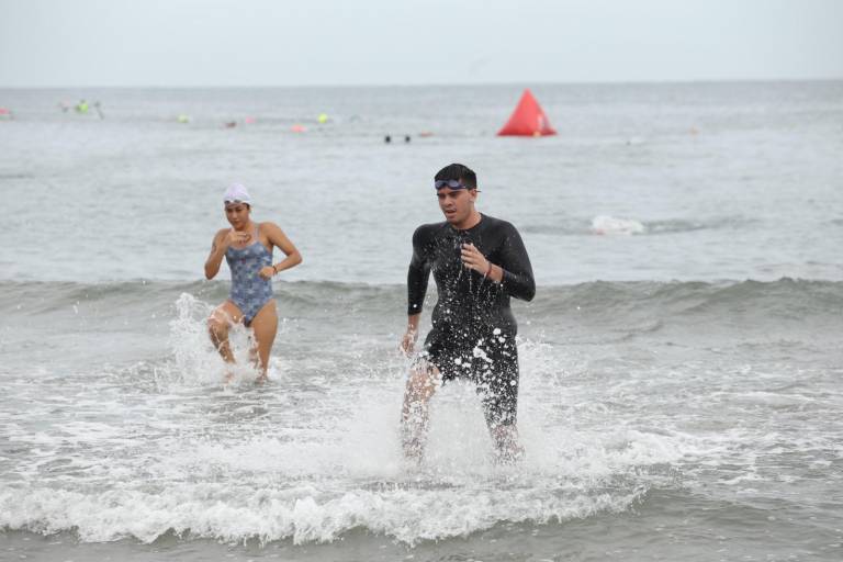 Ian José Gamboa e Itchel Reyes triunfan en la octava Puntuable de Natación