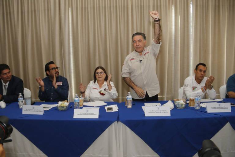 Se reúnen candidatos de Morena con constructores