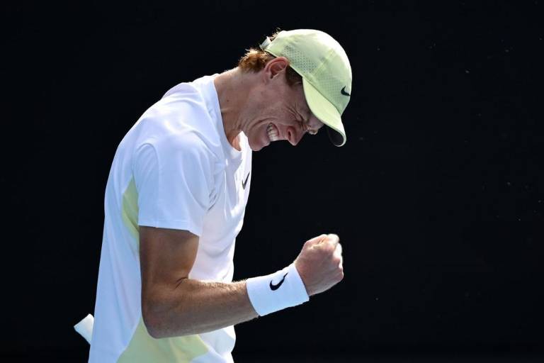 Un mal saque ayuda a que Jannik Sinner avance a cuartos de final del Abierto de Australia