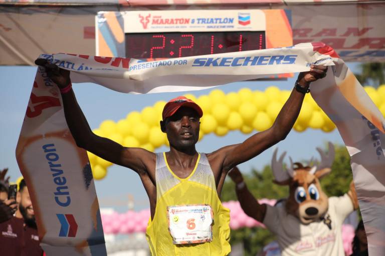Keniata Geoffrey Kenisi Bundi se consagra campeón en los 42K del Gran Maratón Pacífico