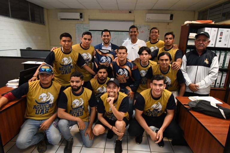 Reciben alumnos de UAS uniforme de futbol