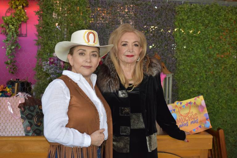 Celebra con amigas sus 88 años