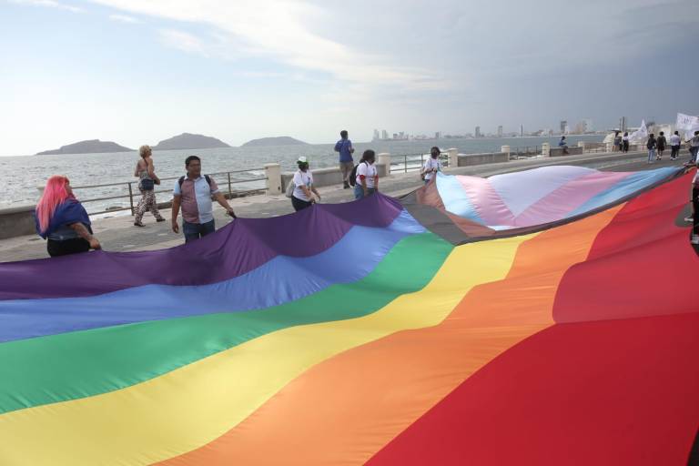 En Mazatlán el malecón se vuelve un abanico multicolor con marcha de la diversidad sexual; coronan a Ninel Conde como su Reina