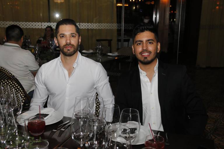 Degustan de una deliciosa cena maridaje en Cayenna