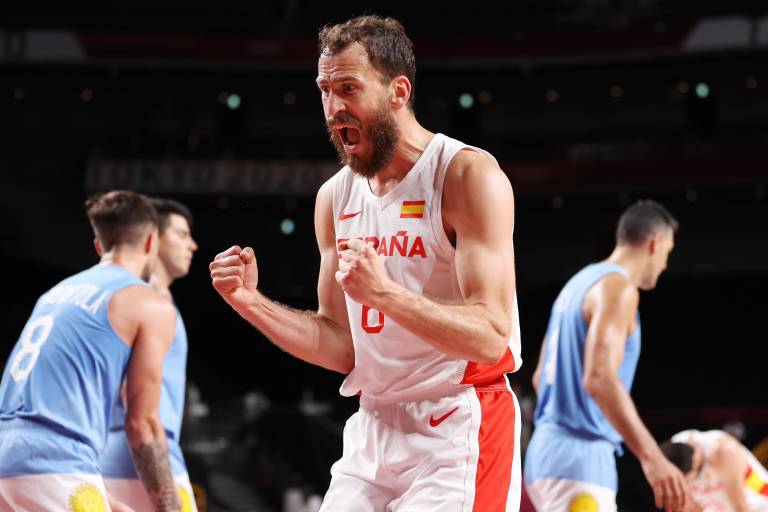 España pasa a cuartos de final en el baloncesto olímpico y deja a Argentina en problemas