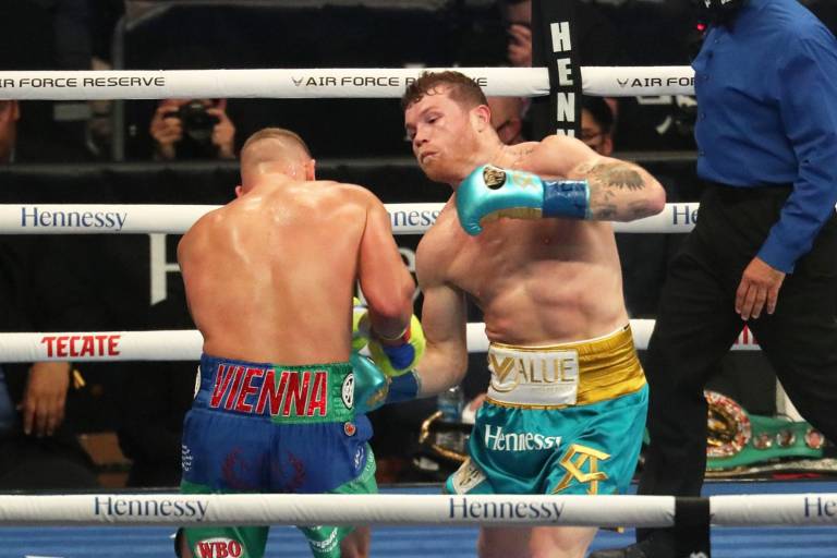 Saúl ‘Canelo’ Álvarez venció a Billy Joe Saunders por nocaut técnico tras 8 rounds
