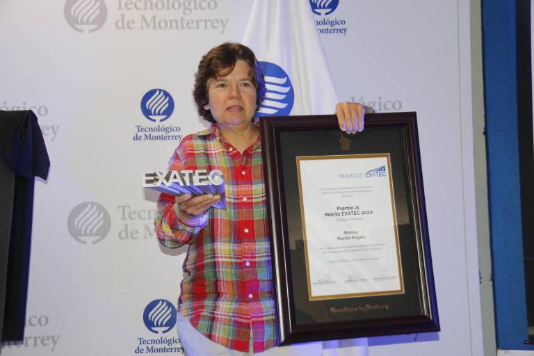 Reconocen con Mérito Exatec a Mónica Murillo Rogers por su liderazgo y labor social