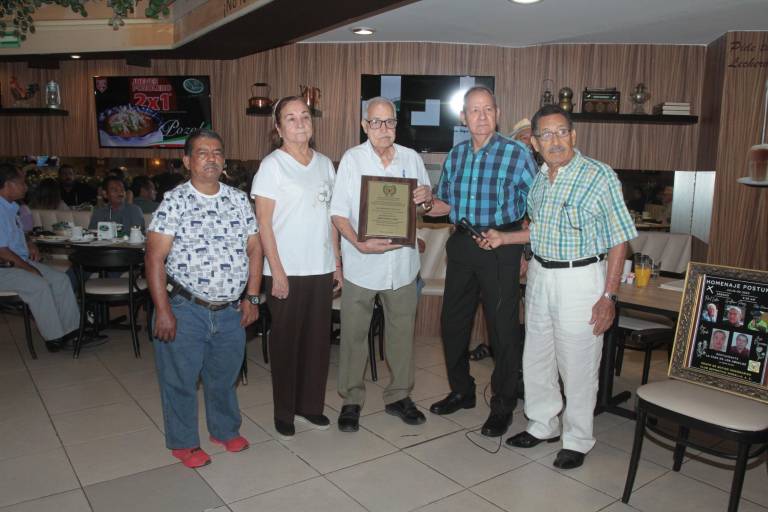 Socios del Club Muralla reciben homenaje póstumo