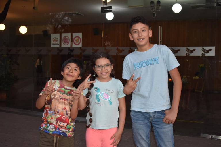 Disfrutan familias de la danza para niños con Flores Teatro-Danza