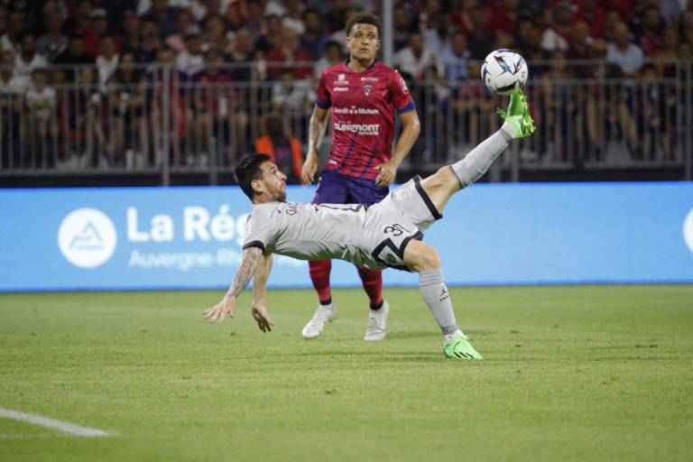 Golazo de chilena de Messi en goleada del PSG (VIDEO)