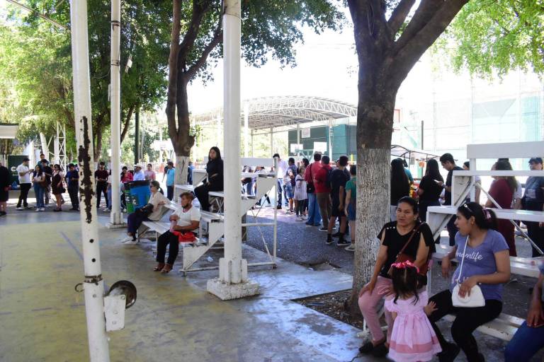 Cientos de personas esperan emitir su voto en Centro Cívico Constitución; quedan la mitad de boletas