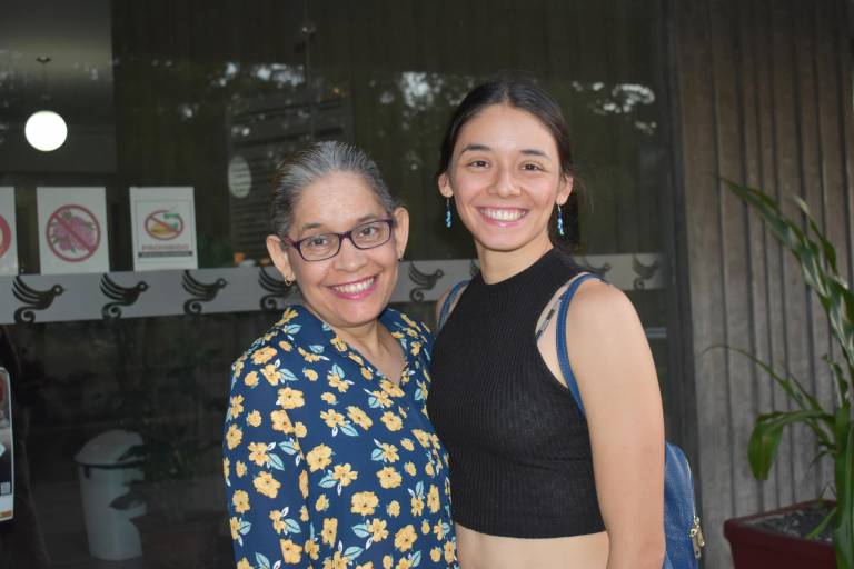 Disfrutan familias de la danza para niños con Flores Teatro-Danza