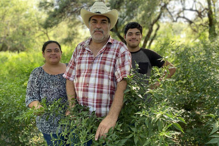 $!La familia Kempton Torres está preocupada de que si se construyen las ferrovías separarían su casa y pozo de agua del resto de su propiedad y dañarían el ecosistema del río.