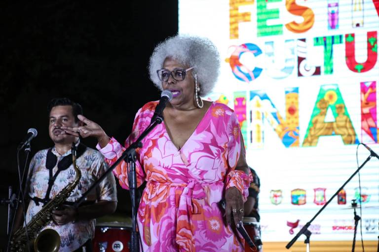 Contagian su alegría Maritza y la Falsa Orquesta Cubana