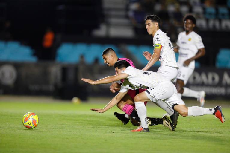 Dorados cae con polémica en Cancún e hila su tercera derrota