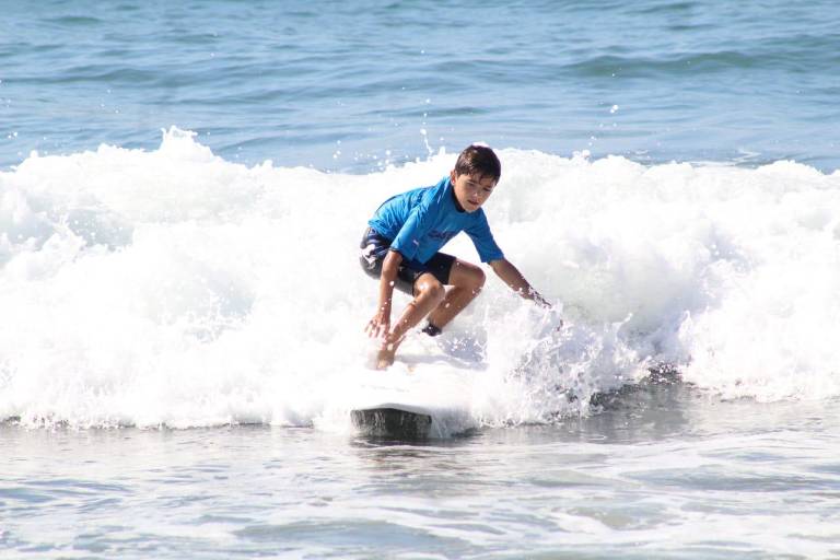 Triunfan pequeños reyes de las olas en el Clásico de Invierno
