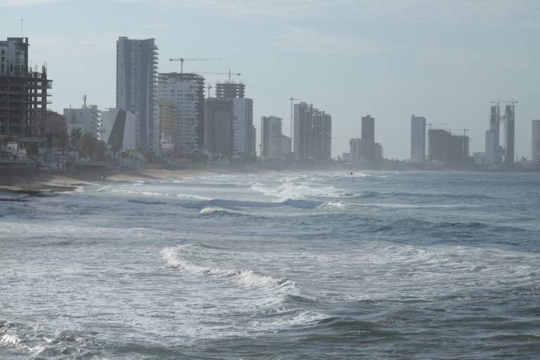 Seguridad en playas de Mazatlán se ha reforzado, pero población debe atender indicaciones, advierten