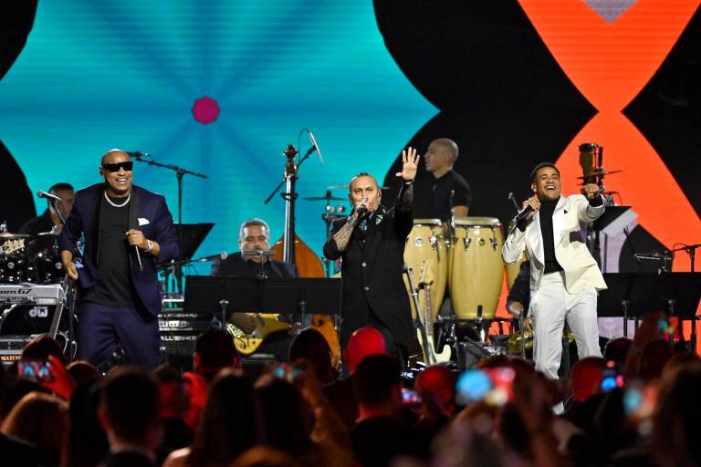 Arrasa el uruguayo Jorge Drexler en los Latin Grammy 2022; se lleva siete galardones
