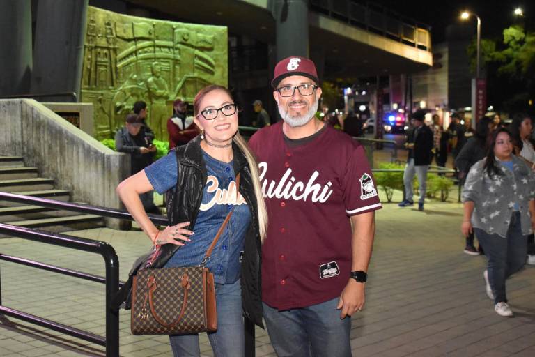 Viven sinaloenses emocionante juego en el estadio Tomateros