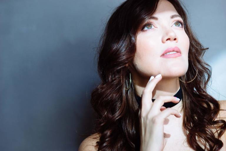 Crea Lorena Martínez comedia sobre su experiencia como migrante en Estados Unidos