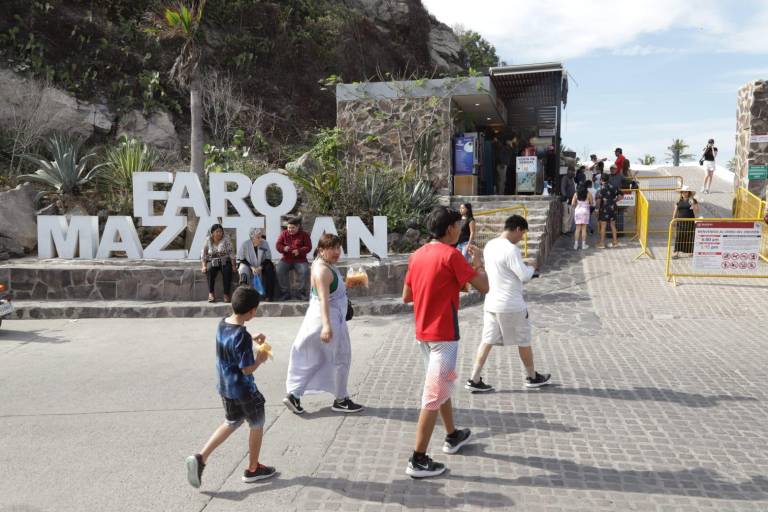 Mazatlecos y turistas aprovechan el clima frío para subir al Faro