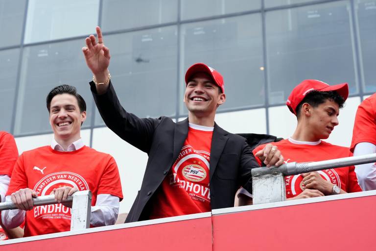 ‘Chucky’ Lozano y PSV festejan con miles de aficionados su título de los Países Bajos