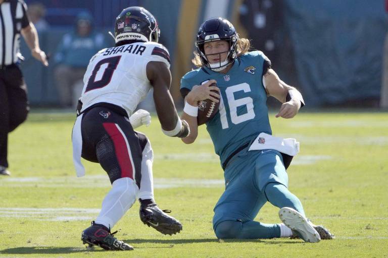 Al-Shaair es suspendido tres juegos tras brutal golpe a Trevor Lawrence