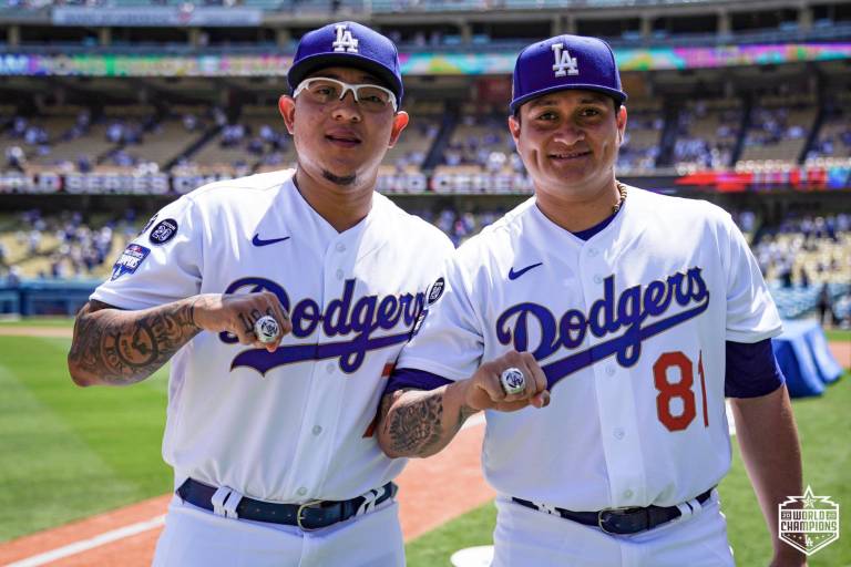 Julio Urías recibe su anillo de campeón de Serie Mundial