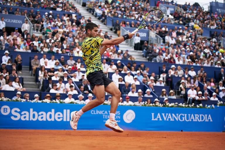 Alcaraz barre a Tsitsipas y amplía su reinado en Barcelona