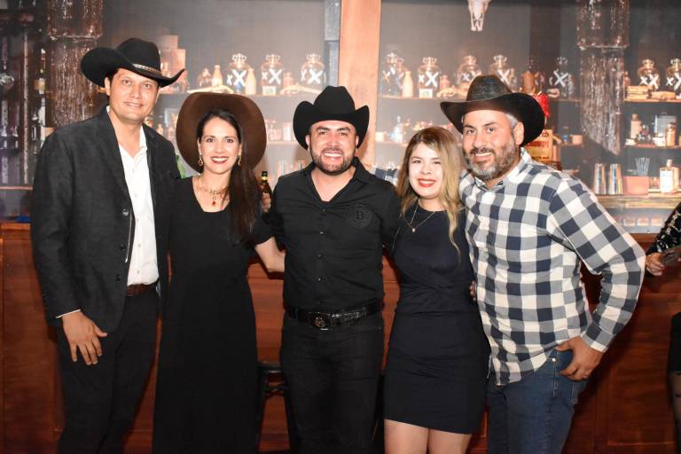 Celebra Aneudi Rendón su cumpleaños con una fiesta texana