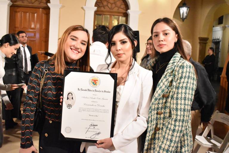 Obtienen su título como licenciados en derecho