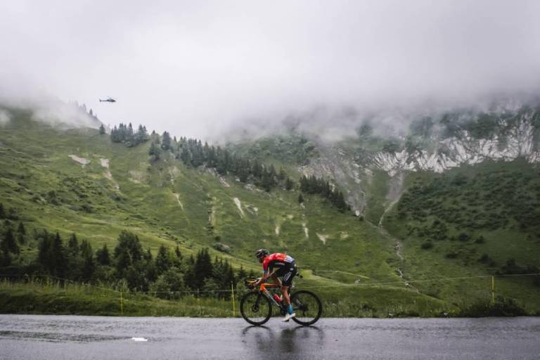 Teuns alza los brazos mientras Pogacar vuelca el Tour de Francia
